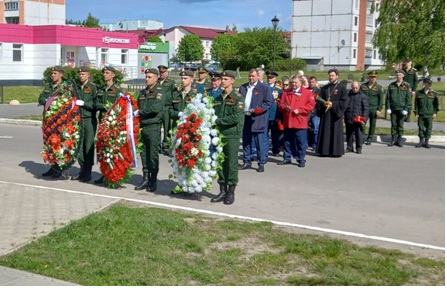 Возложение венков воинам Советской Армии.