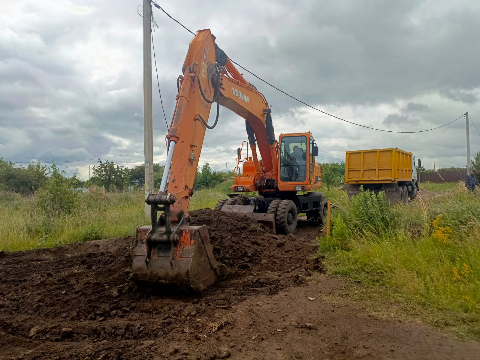 В деревне Халино Курского района, на улице Рябиновой, началось строительство дороги!.